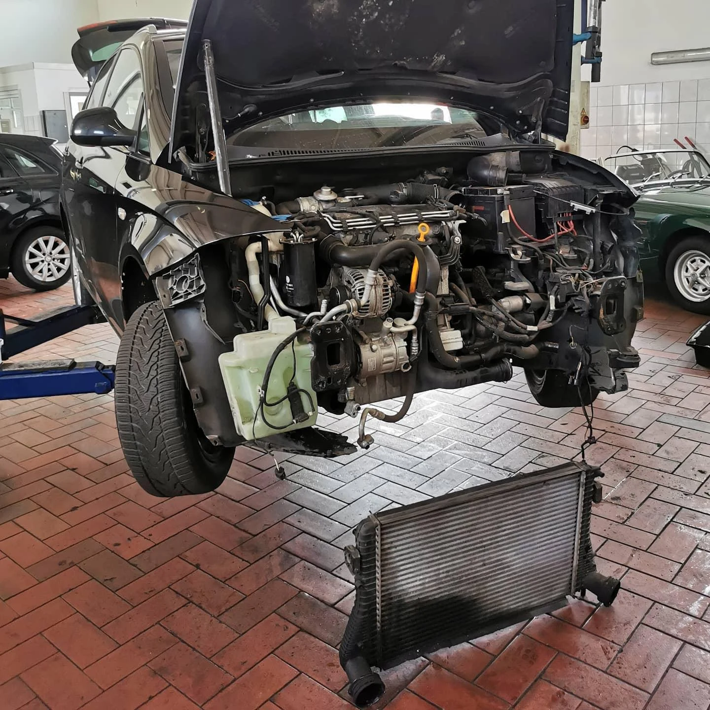Fahrzeug mit demontierter Front während der Reparatur