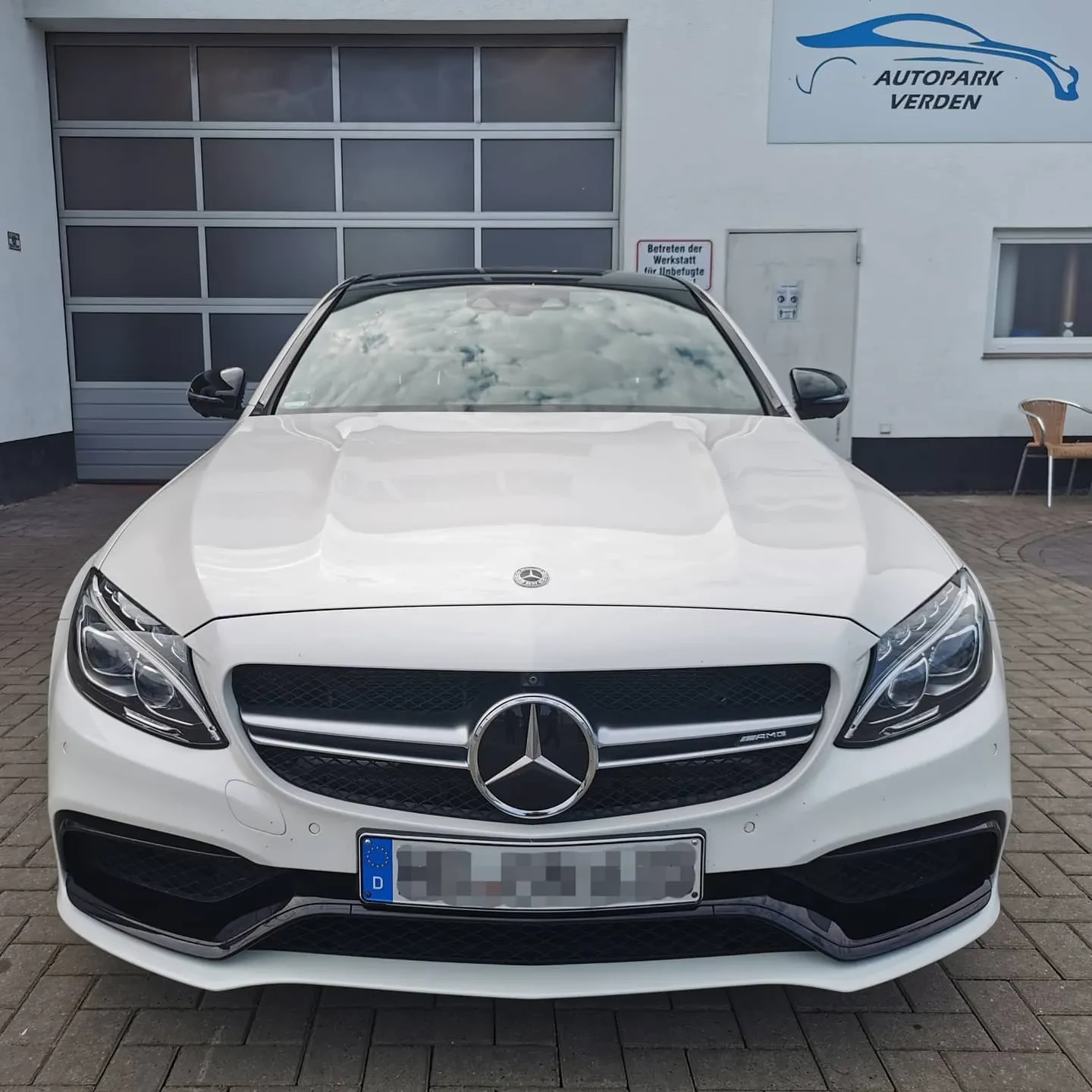 Weißer Mercedes vor der Werkstatt Autopark Verden