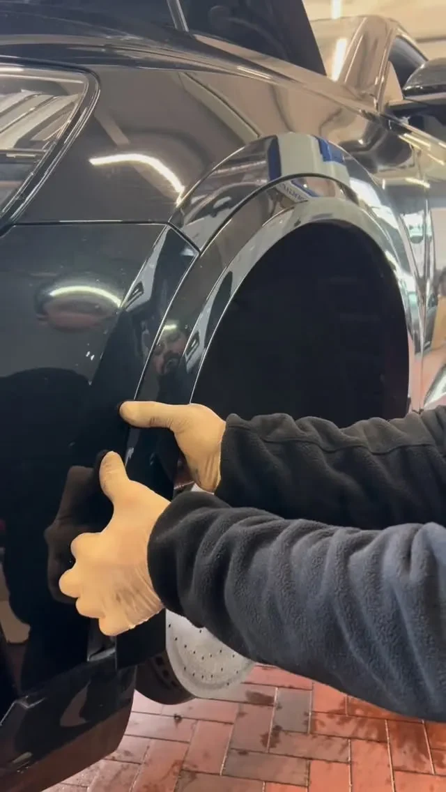 Handarbeit am Radlauf eines Fahrzeugs bei Autopark Verden