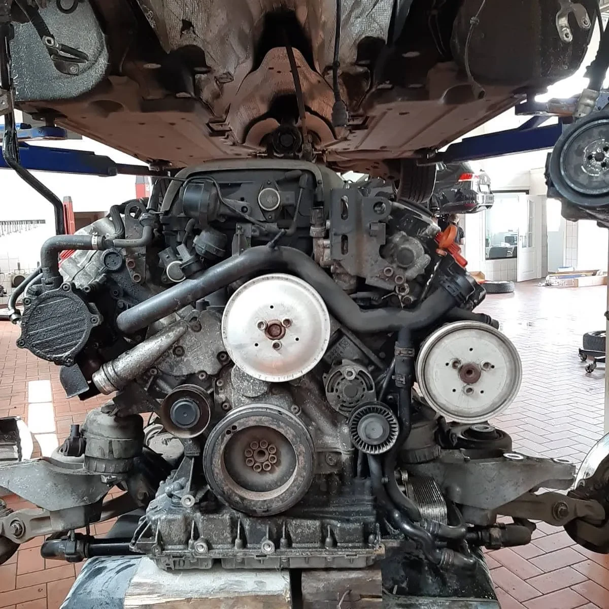 Ausgebauter Motor bei Reparaturarbeiten in der Werkstatt